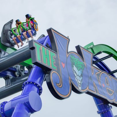 Clientes ficam presos no topo de montanha-russa durante chuva no Six Flags