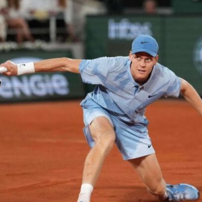 Sinner vence na estreia e avança em Roland Garros