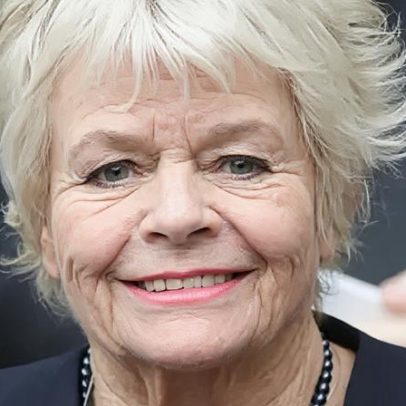 Apresentadora de TV Judith Chalmers morre aos 90 anos