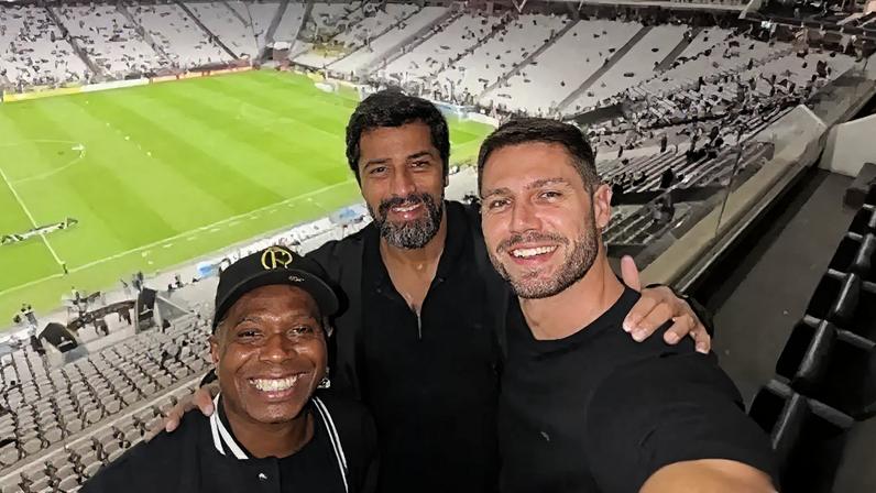 Edílson Capetinha leva Jonas e Cowboy ao jogo do Corinthians na Neo Química Arena