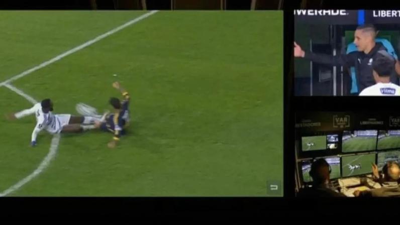 Gerson foi expulso após dividir a bola com o adversário, também no segundo tempo –