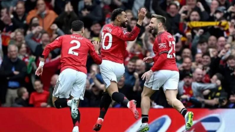 Dzeko leva a melhor nessa bola dividida e, de barriga, faz o segundo gol do United