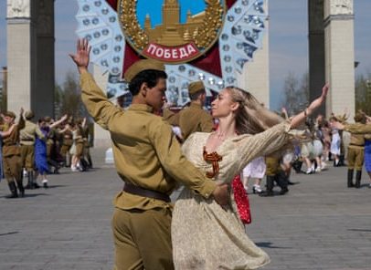 Dança do Dia da Vitória em Moscou e remoção de lixo em Gaza: fotos do dia