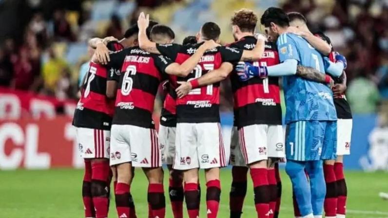 Bruno Henrique em ação pelo Flamengo contra o Estudiantes –