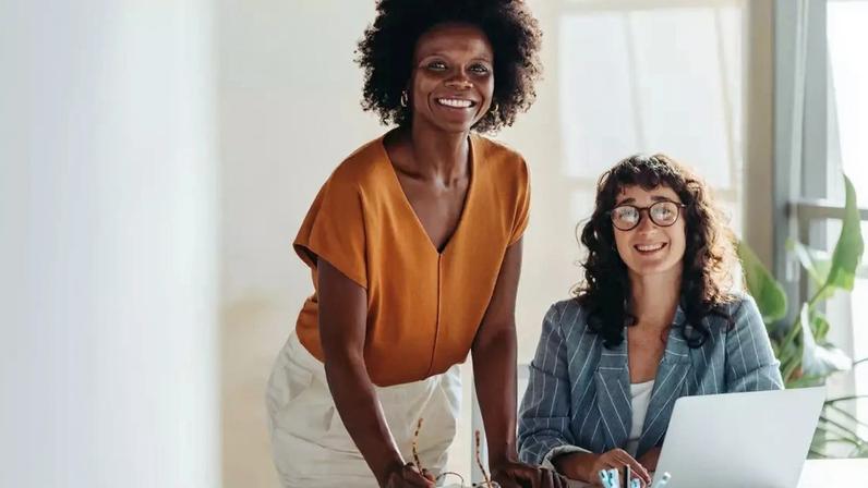 Duas mulheres em uma mesa de reuniões