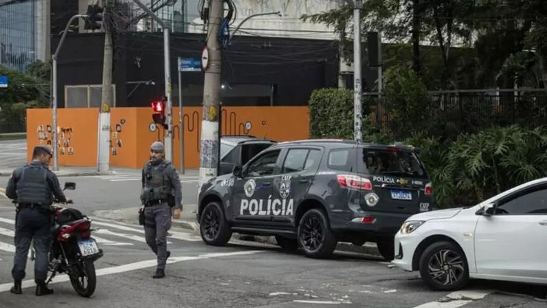 Policiais Militares realizam a operação "Impacto Total", no Largo da Batata, no bairro de Pinheiros, para combater e prevenir crimes e roubos com motocicletas na região.