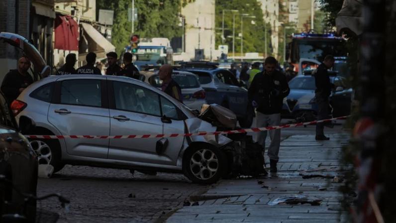 Policiais no local onde um motorista atropelou pedestres no centro de Modena, Itália, em 16 de maio de 2026.