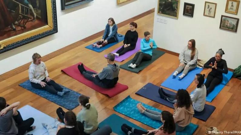 Museus viram cada vez mais espaços para atividades sociais, como pilates no Musée La Piscina, na França