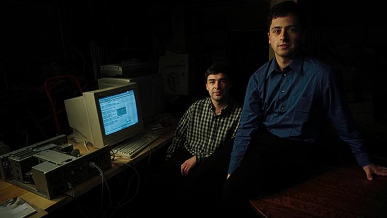 Larry Page e Sergey Brin, fundadores do Google, no primeiro escritório da empresa, em 1999