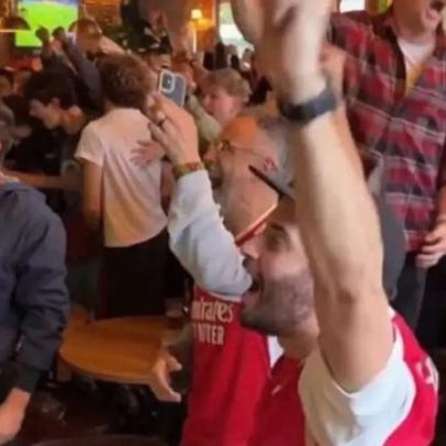 Jornalista da ESPN celebra com a torcida do Arsenal após título