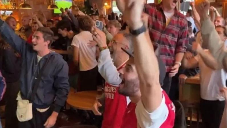 Festa da torcida do Arsenal em um pub próximo ao Emirates Stadium, em Londres / Jogada10