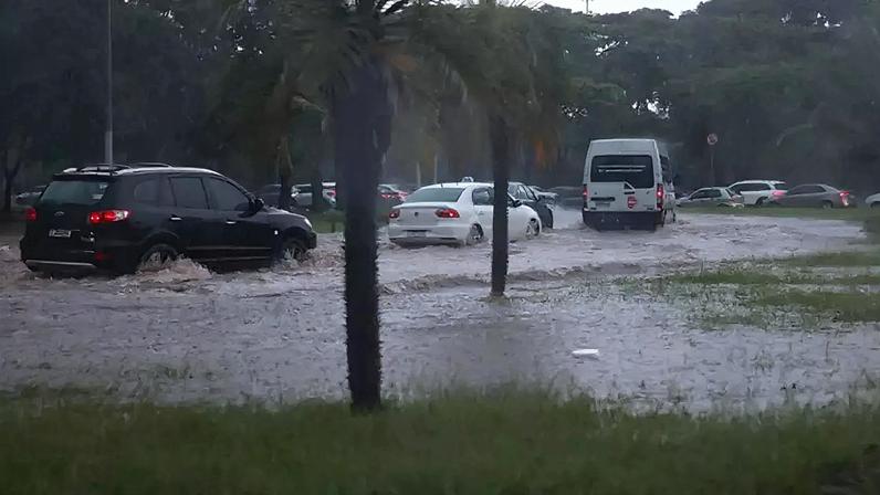 A ocorrência dos fenômenos El Niño e La Niña alimenta eventos climáticos extremos como secas e enxurradas; imagem das enchentes no Rio Grande do Sul.
