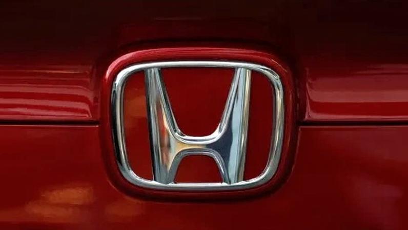 Logo da montadora Honda em veículo