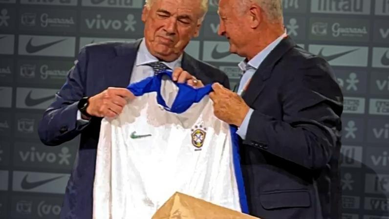 Scolari entrega camisa da seleção a Ancelotti