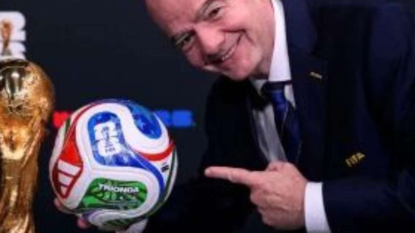 Presidente da FIFA com a bola e a taça da Copa do Mundo de 2026