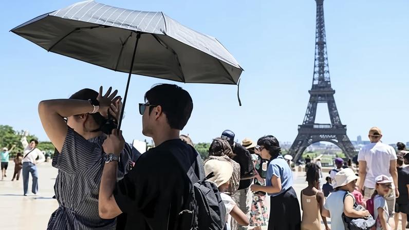 Thirteen of France’s 96 administrative departments were on an orange high temperature alert on Wednesday, with a peak temperature of 39C expected, and 32C in Paris.