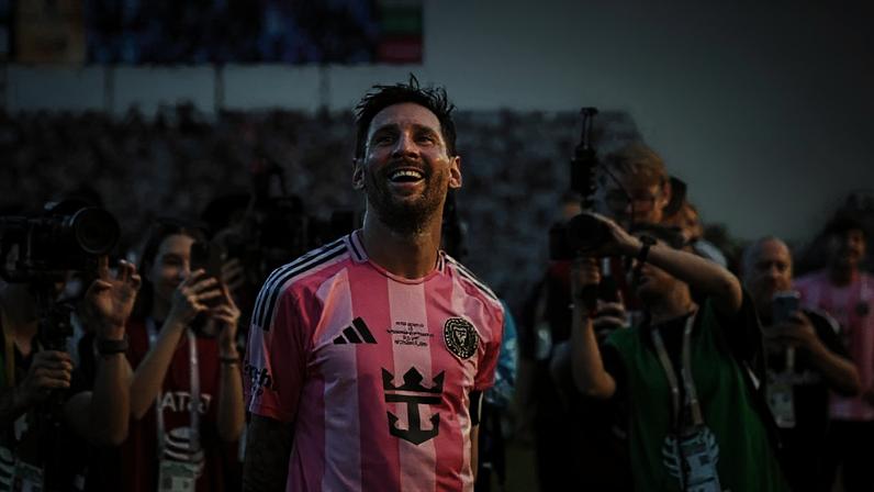 Lionel Messi se torna o segundo jogador de futebol bilionário da história