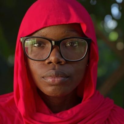Adolescente nigeriano transforma resíduos agro em absorventes biodegradáveis
