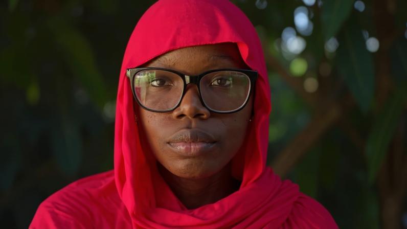 Adolescente nigeriano transforma resíduos agro em absorventes biodegradáveis