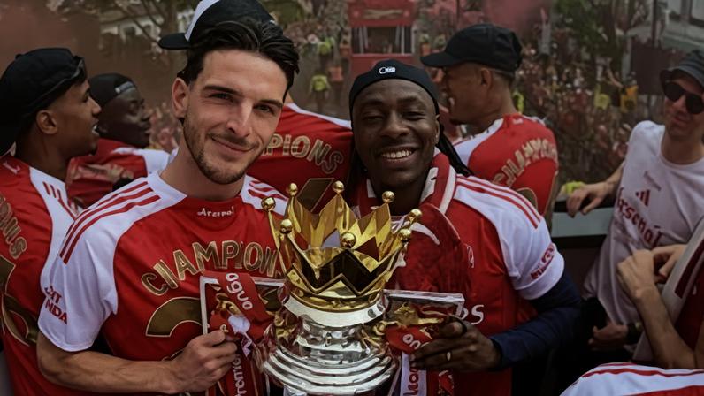 Declan Rice and Eberechi Eze pose with the Premier League trophy during Arsenal’s trophy parade.