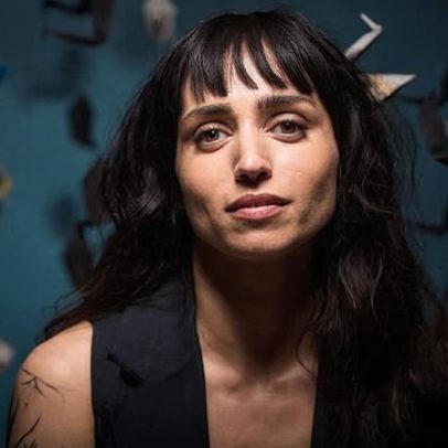 Kingfisher de Rozie Kelly traz reflexões sobre amor, desejo e poder