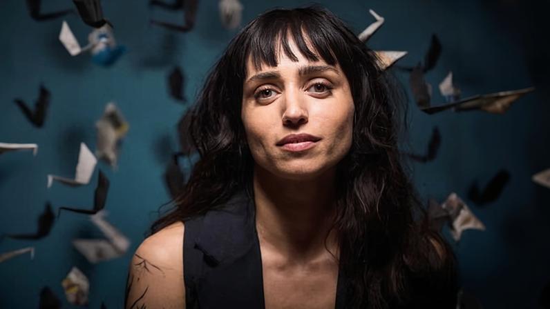 Kingfisher de Rozie Kelly traz reflexões sobre amor, desejo e poder