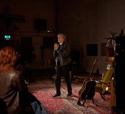 Paul McCartney toca novas músicas para fãs em Abbey Road