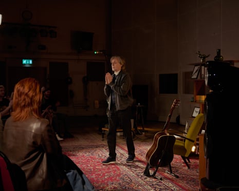 Paul McCartney toca novas músicas para fãs em Abbey Road