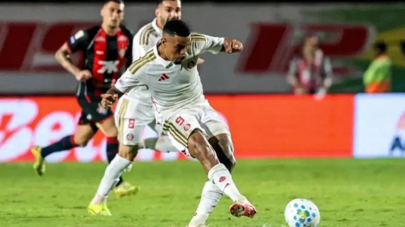 Mercado, zagueiro do Internacional, lamenta chances não aproveitadas pela equipe –