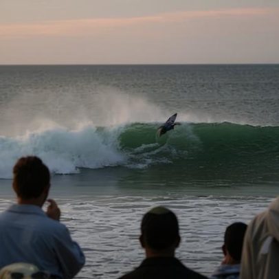 WSL na NZ é interrompido após fotógrafo ser mordido por tubarão ou leão-marinho