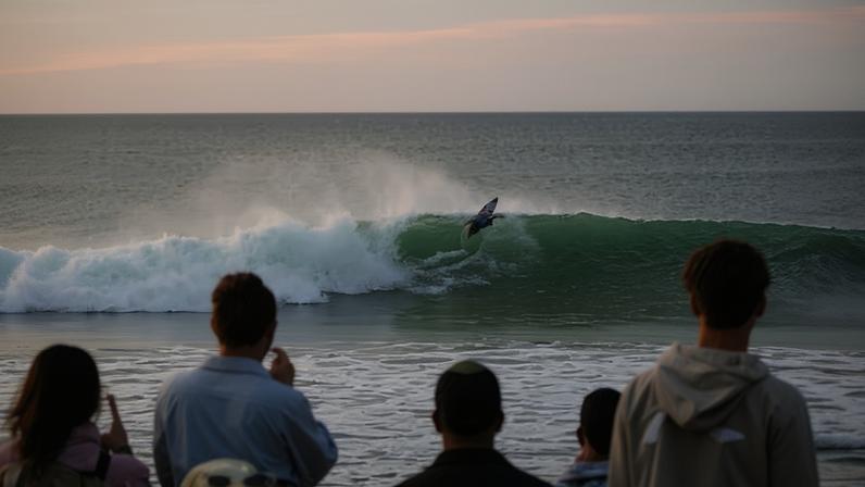 WSL na NZ é interrompido após fotógrafo ser mordido por tubarão ou leão-marinho