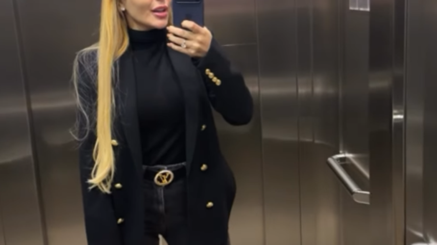 Deolane Bezerra com a bolsa.