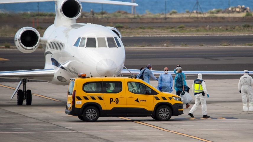Um passageiro vestindo um traje de proteção azul embarca em um avião do governo francês no aeroporto Tenerife Sur-Reina Sofia após ter sido evacuado do navio de cruzeiro MV Hondius