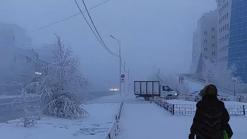Na Rússia, as cidades de Oymyakon e Yakutsk estão entre os lugares habitados mais frios do mundo. Mesmo na primavera, as temperaturas podem ficar abaixo de zero, enquanto no inverno os termômetros chegam a registrar cerca de 50 graus negativos.