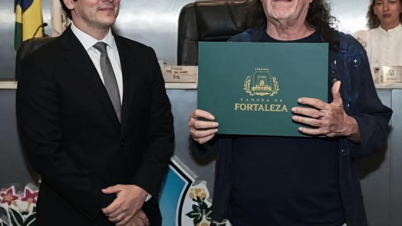Alceu Valença recebe título de cidadão fortalezense.