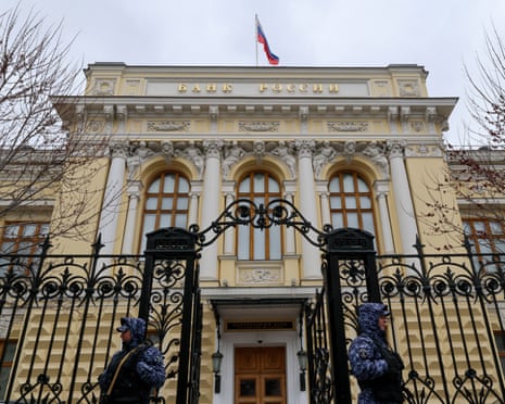 Members of the Russian National Guard (Rosgvardiya) stand outside the headquarters of the Russian Central Bank on the day of a key rate-setting meeting in Moscow, Russia, 21 April, 2026.