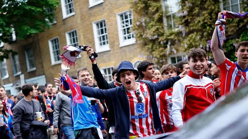 Atlético Madrid fans march to the Emirates Stadium before the match.