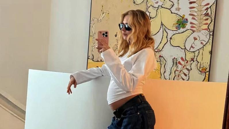 Isabella Scherer encanta ao exibir barrigão de gravidez em selfie com look básico — Foto: Reprodução/Instagram