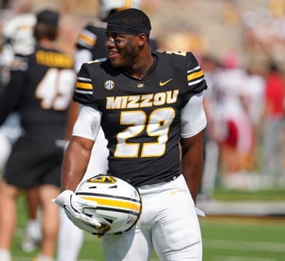 Estrela do futebol americano do Missouri Ahmad Hardy fica estável após ser baleado em show