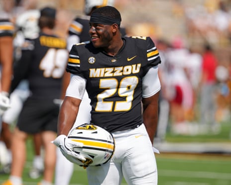 Estrela do futebol americano do Missouri Ahmad Hardy fica estável após ser baleado em show