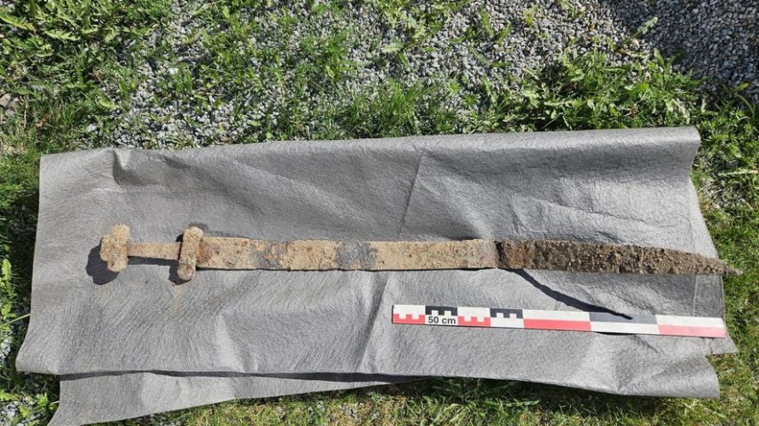 Especialistas acreditam que a arma pertence ao período de transição entre a era merovíngia e o início da cultura viking.