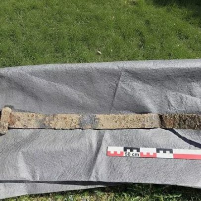 Menino de 6 anos encontra espada viking de 1.300 anos em excursão escolar
