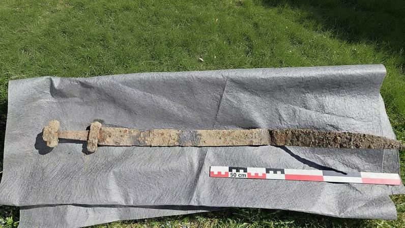Espada viking de 1.300 anos é encontrada por menino de 6 anos na Noruega