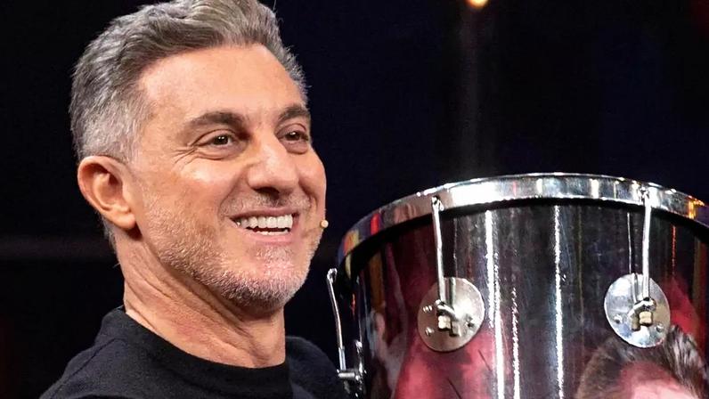 Luciano Huck divide web por crítica polêmica ao Bolsa Família: 'Perversidade da burguesia' x 'captura de votos'.