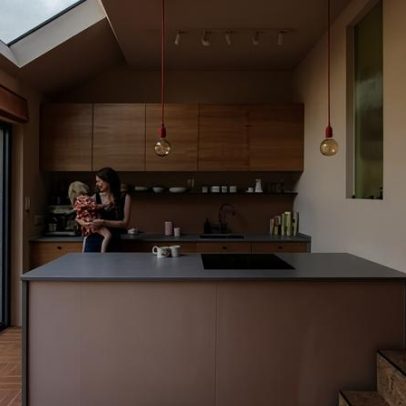 De casa de cocheira apertada a residência familiar: design transforma espaço