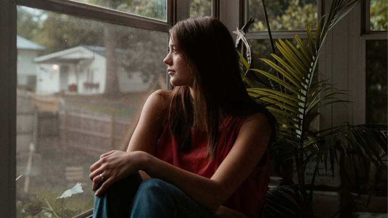 Entenda por que algumas pessoas repetem os mesmos padrões emocionais mesmo sabendo que eles fazem mal, segundo a psicologia