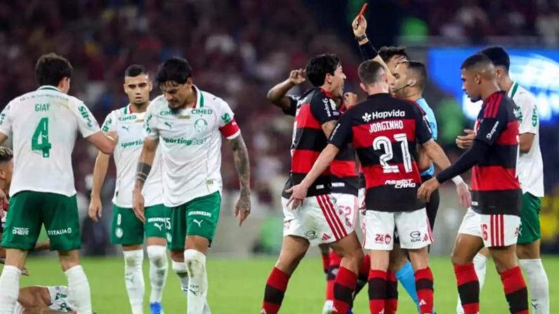 Árbitro Davi Oliveira de Lacerda expulsa Carrascal após exagero em dividida com Murilo.
