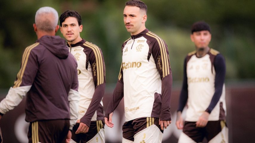Pedro e Léo Ortiz em treino do Flamengo — Foto: Adriano Fontes / Flamengo