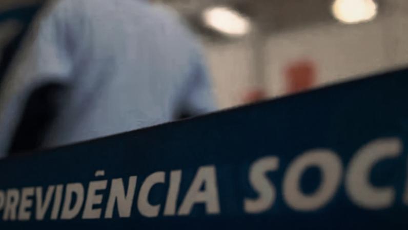 Homem em fila do INSS.