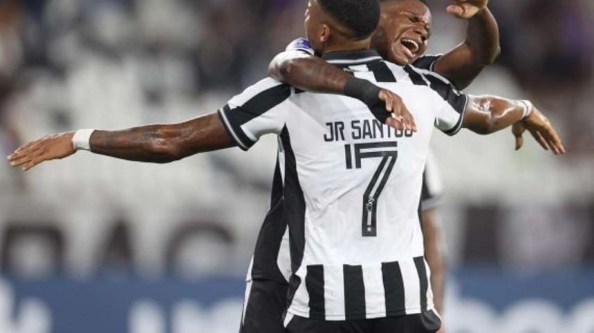 Kadir (esq.) comemora gol com Jr Santos –